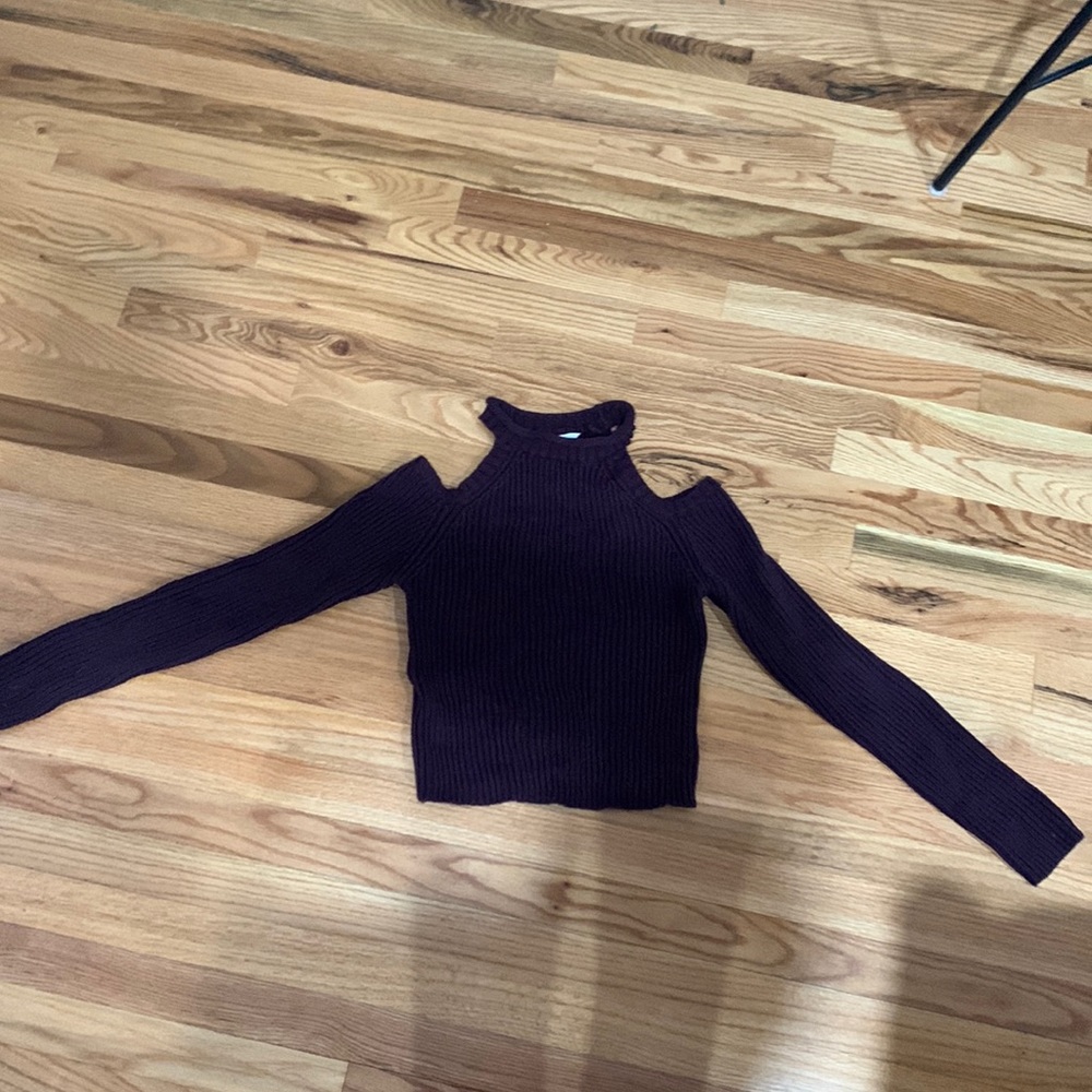 Maroon cut out shoulder knit sweater